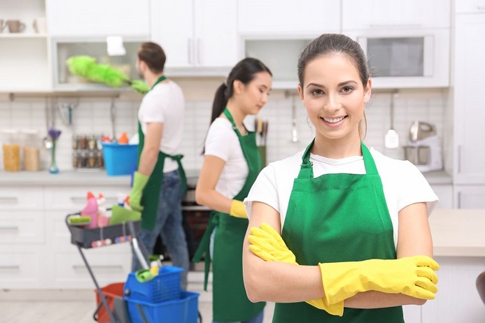چرا اغلب افراد نظافتچی خانم استخدام می‌کنند؟