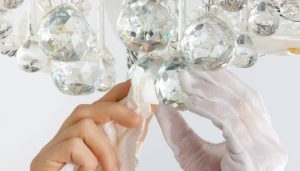 چطور لوستر ها را تمیز کنیم؟