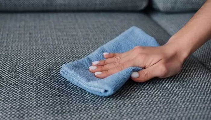 پاک کردن لکه آب زرشک از مبل