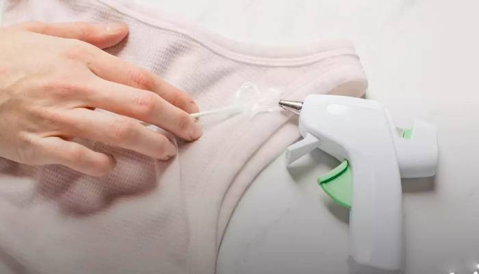 روش های موثر پاک کردن چسب روی لباس