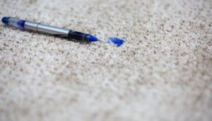 روش های پاک کردن لکه جوهر از مبل