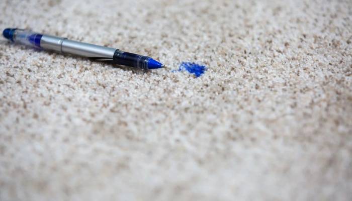 روش های پاک کردن لکه جوهر از مبل