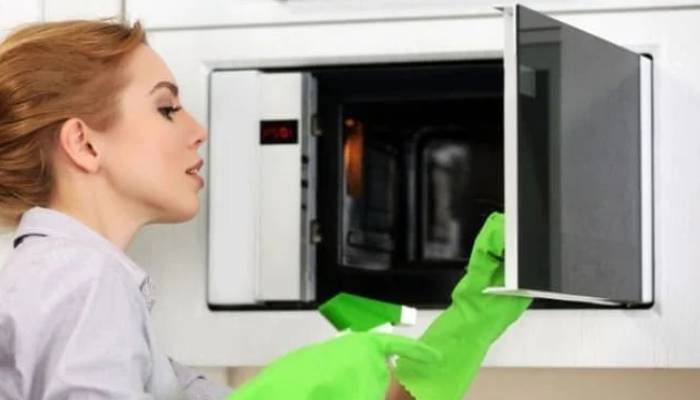 چگونه مایکروفر را تمیز کنیم تا هیچ ردی از کثیفی نماند