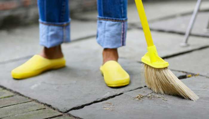 راهنمای گام به گام برای تمیز کردن پشت بام خانه