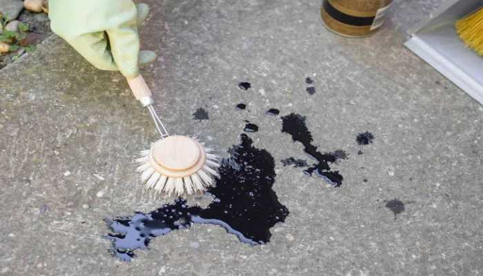 پاک کردن لکه روغن از کف پارکینگ ساختمان