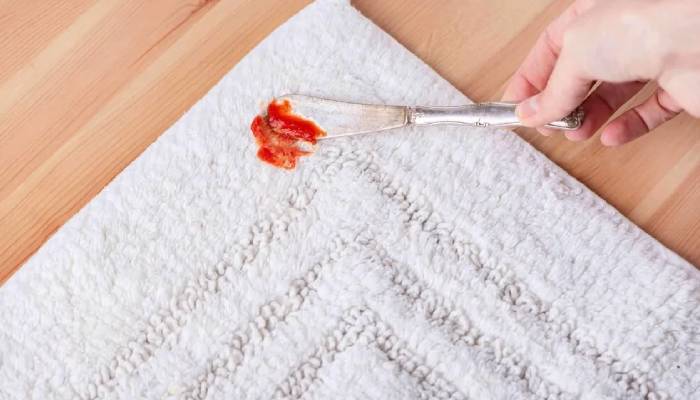 پاک کردن لکه سس قرمز از روی فرش