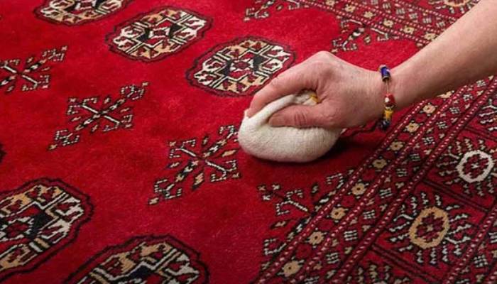 پاک کردن لکه سس قرمز از روی فرش