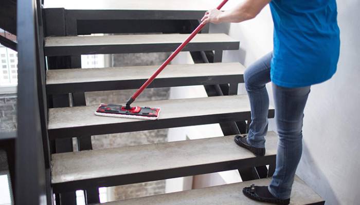 پاک کردن لکه مواد شوینده از سنگ پله