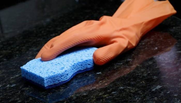 پاک کردن لکه مواد شوینده از سنگ پله