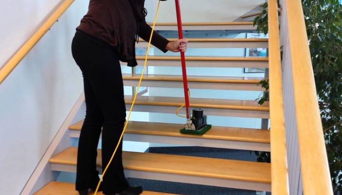 آموزش نظافت راه پله های داخلی و خارجی