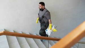 پاک کردن لکه مواد شوینده از سنگ پله